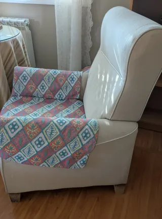 Dos butacas reclinables tela beige y multicolor