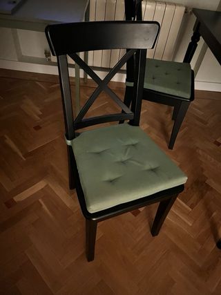 4 sillas Negra Ikea con Cojín Verde