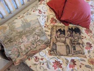 Varias antigüedades como platos, tapices, lámparas