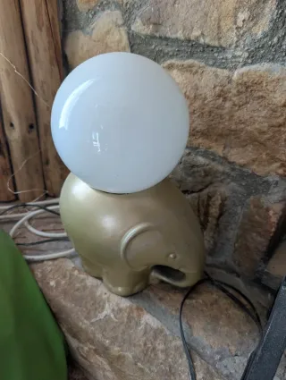 Varias antigüedades como platos, tapices, lámparas