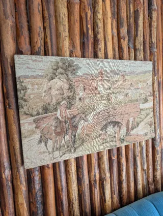 Varias antigüedades como platos, tapices, lámparas