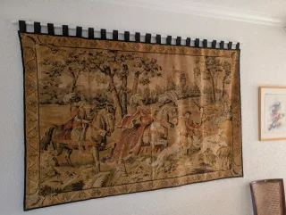 Varias antigüedades como platos, tapices, lámparas