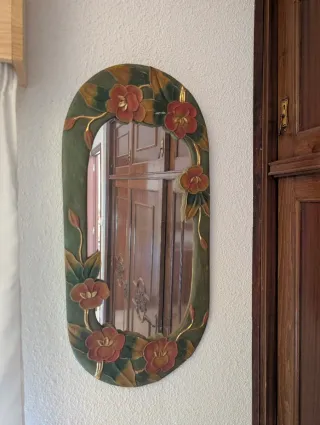 Varias antigüedades como platos, tapices, lámparas