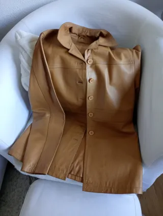 Chaqueta de piel color mostaza