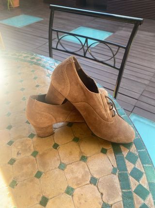 Zapatos de ante Shol tacón medio beige