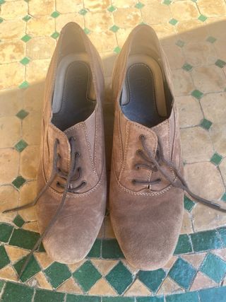 Zapatos de ante Shol tacón medio beige