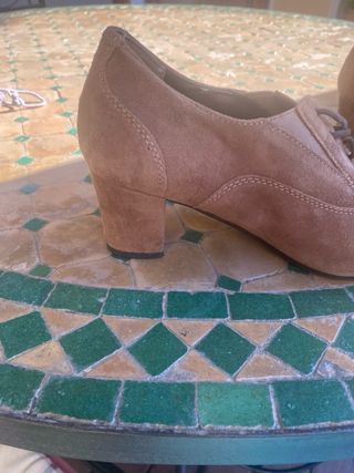 Zapatos de ante Shol tacón medio beige