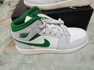 Zapatillas Air Jordan Mid Verdes y Blancas
