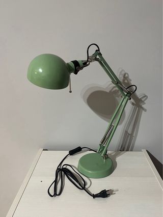 Flexo verde metálico Ikea Forså