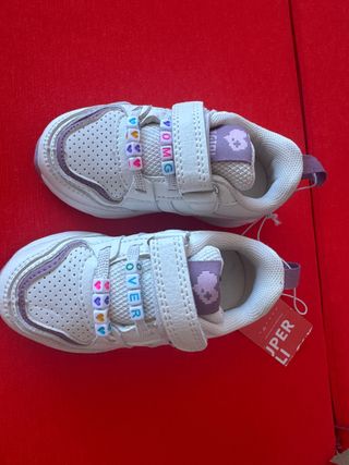 Zapatillas niña con abalorios