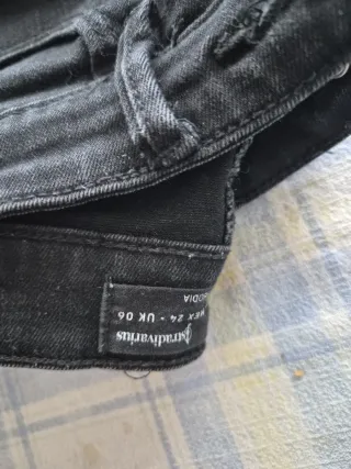 2 Pantalones Pitillo: Zara y Stradivarius Negros.