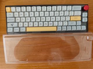 Teclado Gamer EPOMAKER TH66 Pro Beige/Gris