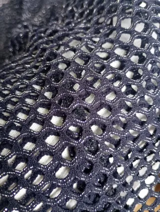 Vestido calado plateado y negro.