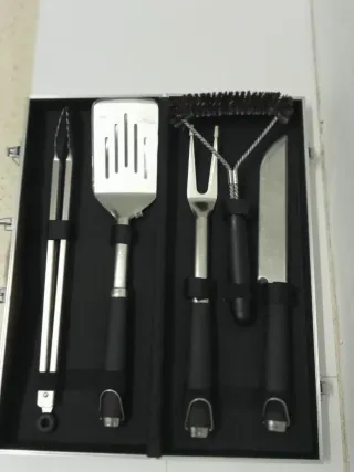 Cepillo para parrilla con estuche precio 23  €