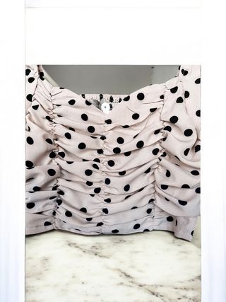 Top lunares beige y negro