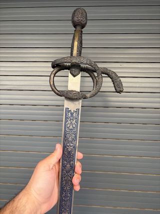 Espada decorativa con grabados