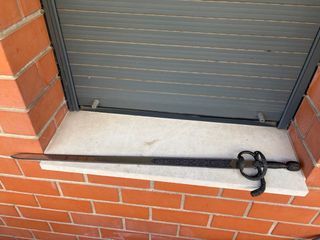 Espada decorativa con grabados