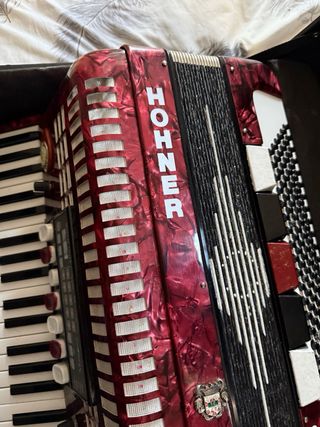 Acordeón Hohner de 120 bajos color rojo