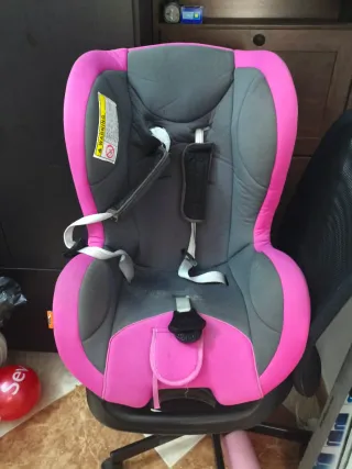 Silla de coche rosa y gris