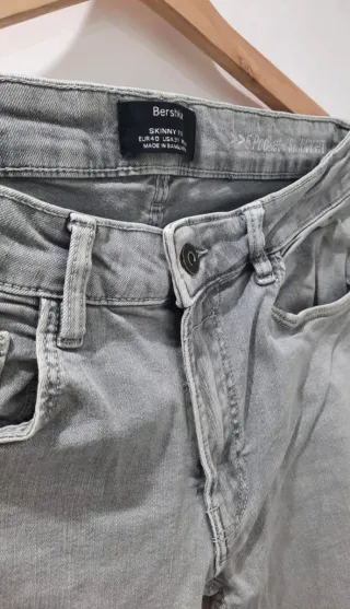 Pantalón vaquero gris de Bershka
