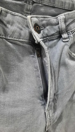 Pantalón vaquero gris de Bershka