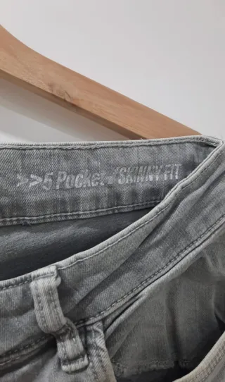 Pantalón vaquero gris de Bershka