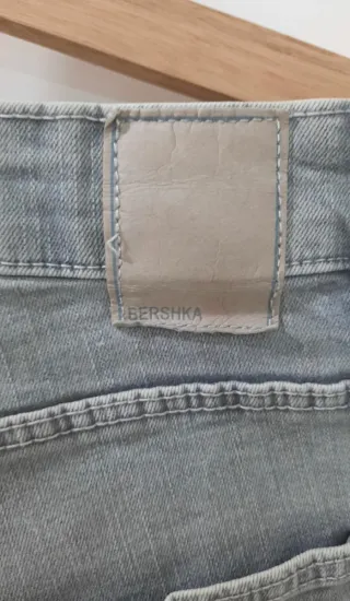 Pantalón vaquero gris de Bershka