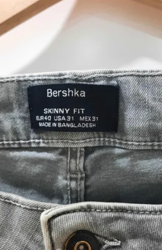 Pantalón vaquero gris de Bershka