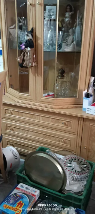 Mueble de salón: vitrina y cajonera