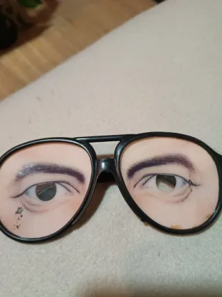 Gafas graciosas con ojos pintados
