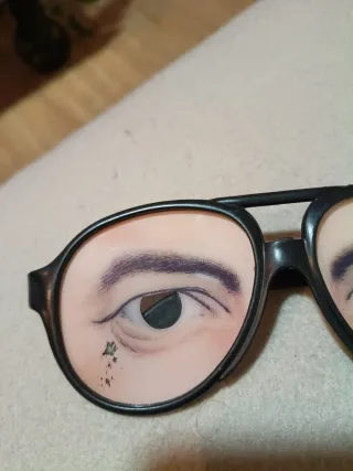 Gafas graciosas con ojos pintados