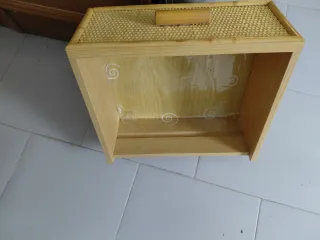 Mesita de noche de mimbre y bambú