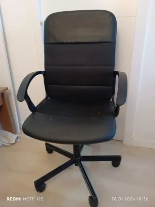 Silla de oficina negra