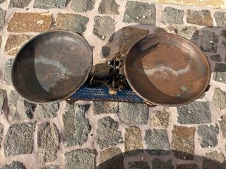 Báscula antigua de metal