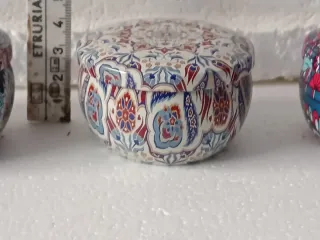 Barattoli in latta decorati.