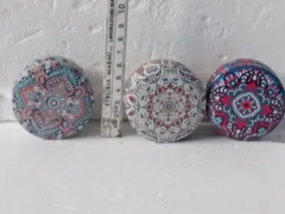 Barattoli in latta decorati.