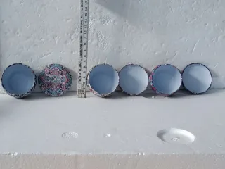 Barattoli in latta decorati.