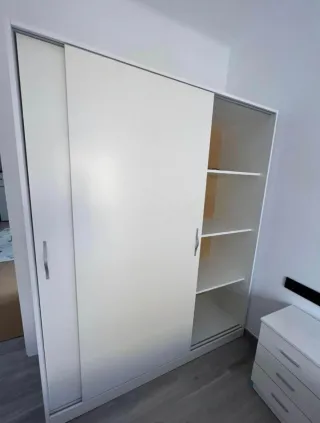 Armario puertas correderas blanco y madera