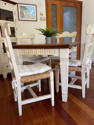 Conjunto mesa y 4 sillas comedor.