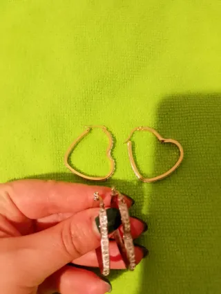 Orecchini a cuore dorati e cerchietti