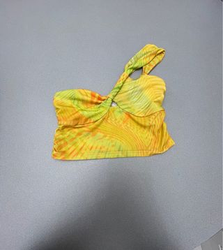 Top Bershka giallo con stampa tropicale