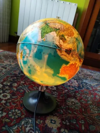 Lámpara globo terráqueo iluminado