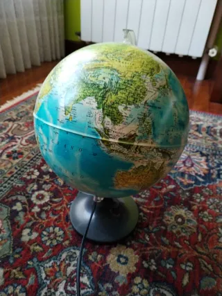 Lámpara globo terráqueo iluminado