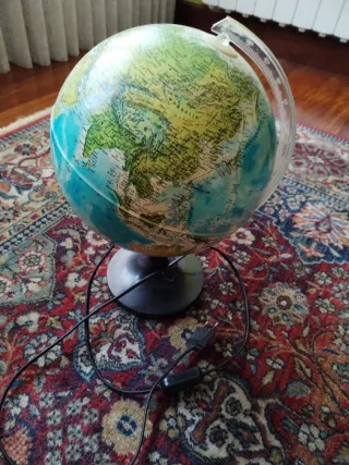 Lámpara globo terráqueo iluminado