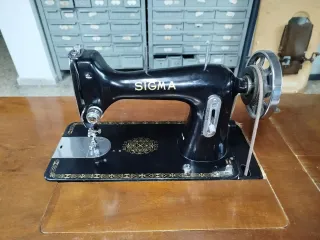 Máquina de coser Singer antigua con mueble.