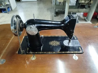 Máquina de coser Singer antigua con mueble.