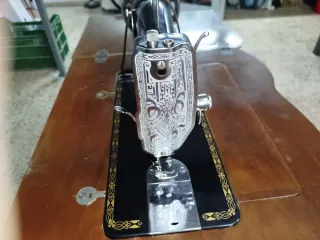 Máquina de coser Singer antigua con mueble.
