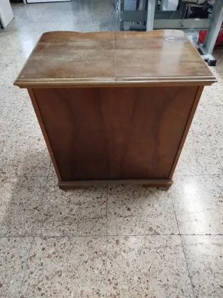 Máquina de coser Singer antigua con mueble.