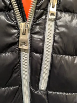 Chaqueta/puffer hombre GUESS Negra/forro rojo T. S