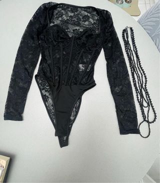 Body pizzo nero con collana